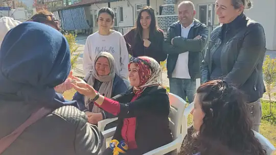 İYİ PARTİ YÖNETİM KURULUNDAN DEPREMZEDELERE ZİYARET