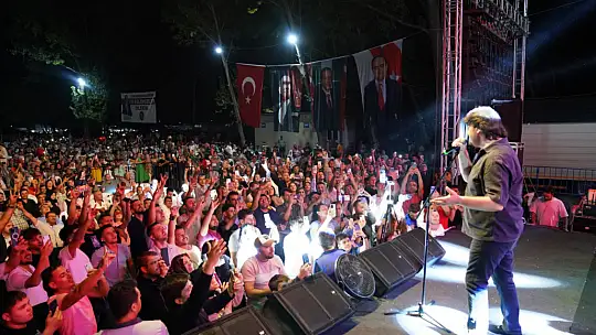 Ahmet Şafak Sevilen Şarkılarını Seydikemer'de Seslendirdi 