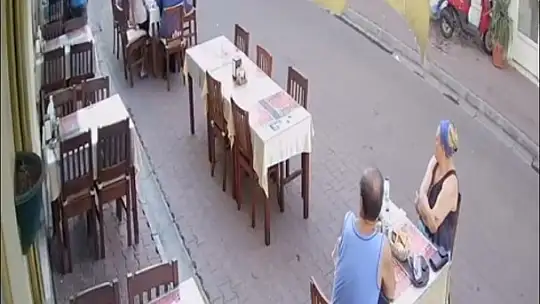 Güvenlik görevlisine saldırı kamerada