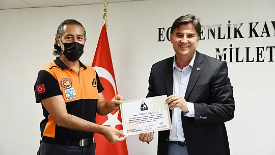 Afet gönüllülerine sertifikalarını Karaca verdi