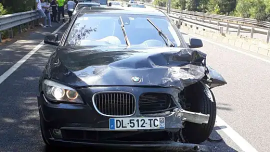 Araç su tahliye kanalına uçtu: 3 yaralı