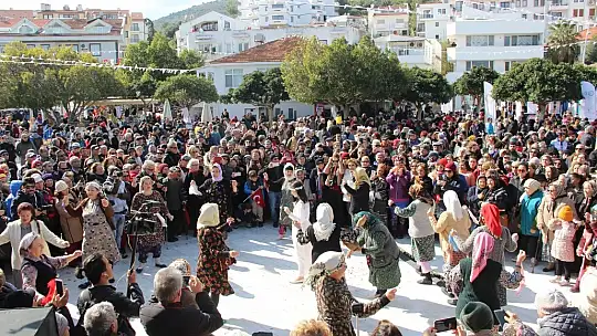 Datça, 'Badem Çiçeği' Şenliği İle Isındı