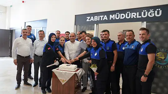 Başkan Akdenizli, Zabıta Ekipleriyle Pasta Kesti