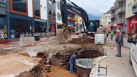 Alt yapı çalışmalarında yol kazıları başladı