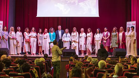 Dastar defilesi büyük beğeni topladı