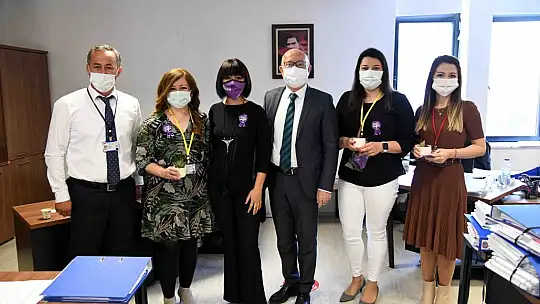 Kadın personellere çiçek takdim ettiler