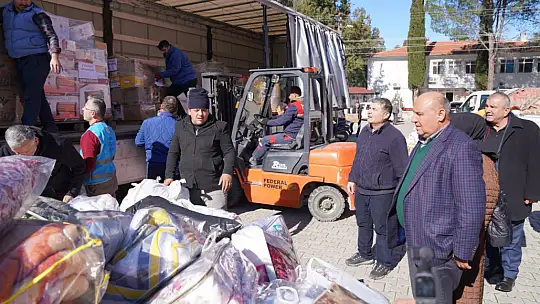 KAYMAKAM BÜYÜKER VE BAŞKAN OTGÖZ, DEPREMZEDELER İÇİN YARDIM EDEN HAYIRSEVERLERE TEŞEKKÜR ETTİ