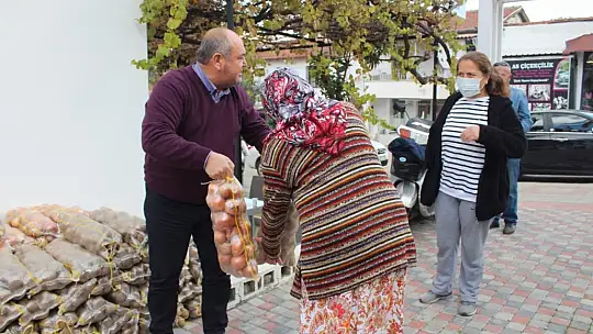 Demir'den, halka çuval çuval soğan, patates ikramı