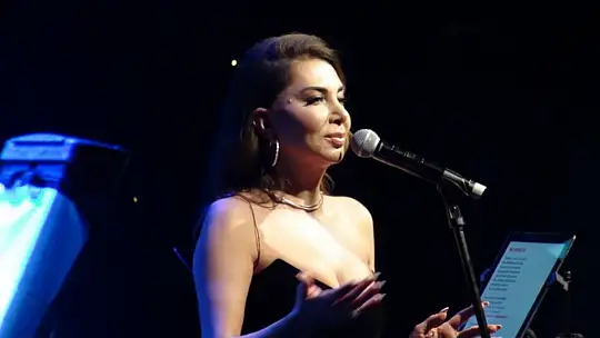 Ebru Yaşar Barbunn'da sevenleri ile buluştu