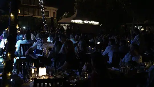 Ebru Yaşar Barbunn'da sevenleri ile buluştu