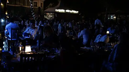 Ebru Yaşar Barbunn'da sevenleri ile buluştu