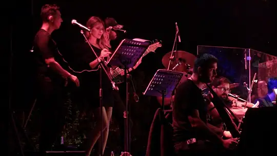 Ebru Yaşar Barbunn'da sevenleri ile buluştu