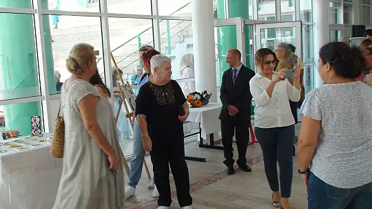 İLK KİŞİSEL SERGİSİNİ AÇTI