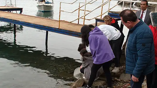 DÜNYA BALIKÇILIK GÜNÜ'NDE 30 BİN YAVRU ÇUPRA DENİZLE BULUŞTU