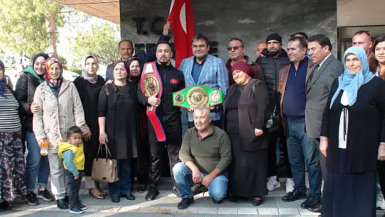 BOKSÖR ALCU ALTIN KEMERİ KAYMAKAM BALCI'YA GETİRDİ