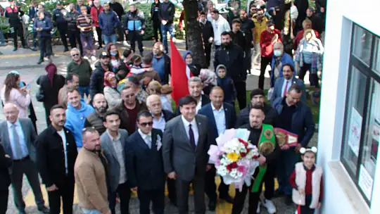 BOKSÖR ALCU, BAŞKAN KARACA'YI ZİYARET ETTİ 