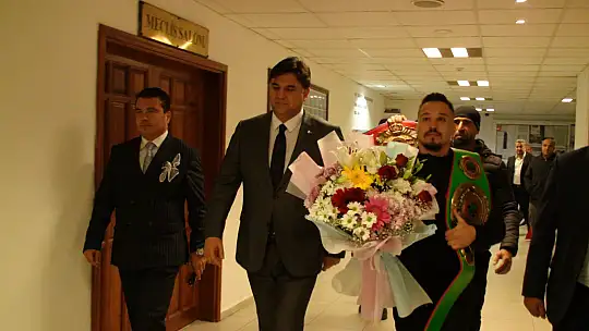 BOKSÖR ALCU, BAŞKAN KARACA'YI ZİYARET ETTİ 