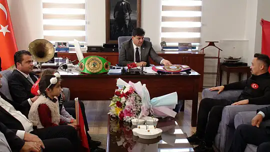 BOKSÖR ALCU, BAŞKAN KARACA'YI ZİYARET ETTİ 