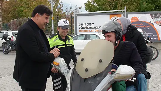 MOTOSİKLET SÜRÜCÜLERİNE REFLEKTİF YELEK DAĞITILDI