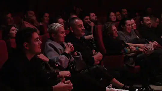 UMUT OĞUZ'UN KAHKAHA 'MIKNATIS'I BÜYÜK ALKIŞ TOPLADI