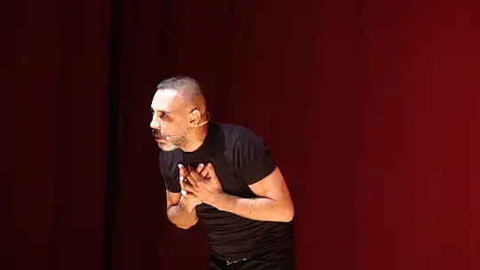 UMUT OĞUZ'UN KAHKAHA 'MIKNATIS'I BÜYÜK ALKIŞ TOPLADI