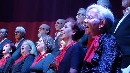 TÜRK SANAT MÜZİĞİ KOROSU, SEYİRCİDEN TAM NOT ALDI