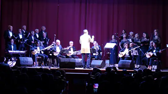 HAMDİ ÖZBAY TÜRKÜLERLE ANILDI