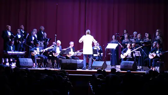 HAMDİ ÖZBAY TÜRKÜLERLE ANILDI