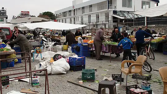 PAZARDA FIRTINA PANİĞİ