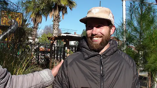 SEYYAH ÖMER, KÖPEĞİ YOLDAŞ İLE FETHİYE'DE