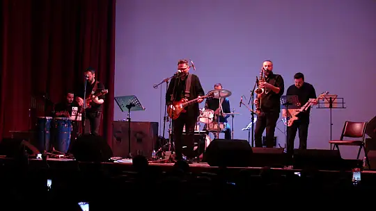 BARIŞ MANÇO VE CEM KARACA ANISINA MUHTEŞEM KONSER