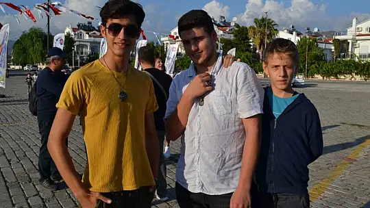 Türk bayrakları ile şehir turu attılar