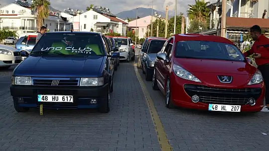 Türk bayrakları ile şehir turu attılar