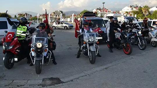 Türk bayrakları ile şehir turu attılar