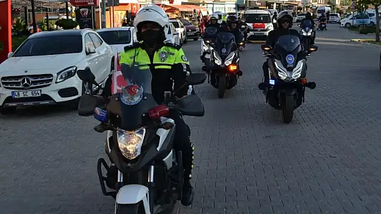 Türk bayrakları ile şehir turu attılar