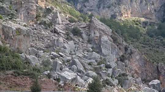 Karaburun, 'Kayalar her geçen gün ayrılmaya devam ediyor'