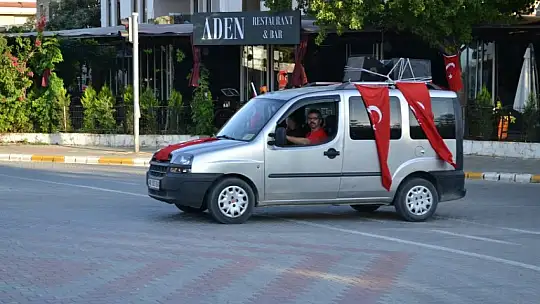 Türk bayrakları ile şehir turu attılar