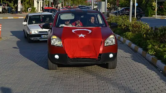 Türk bayrakları ile şehir turu attılar