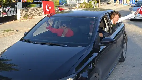 Türk bayrakları ile şehir turu attılar