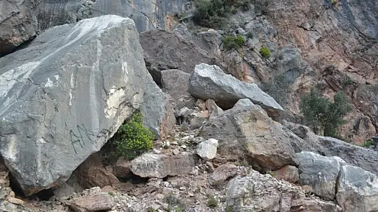 Karaburun, 'Kayalar her geçen gün ayrılmaya devam ediyor'