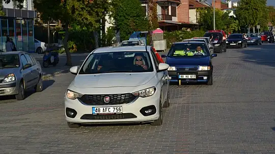 Türk bayrakları ile şehir turu attılar