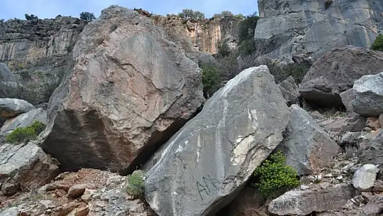 Karaburun, 'Kayalar her geçen gün ayrılmaya devam ediyor'