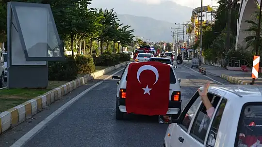 Türk bayrakları ile şehir turu attılar
