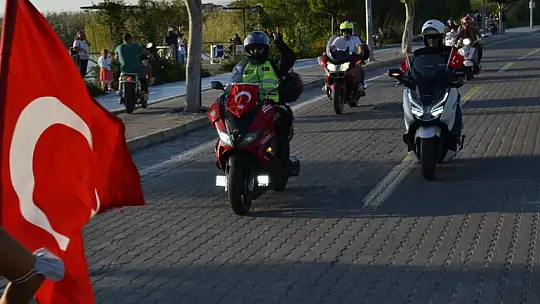 Türk bayrakları ile şehir turu attılar