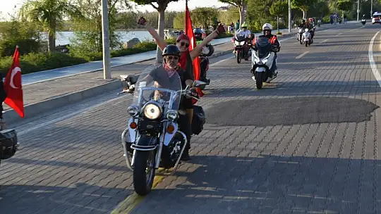 Türk bayrakları ile şehir turu attılar