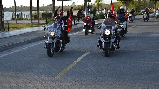 Türk bayrakları ile şehir turu attılar