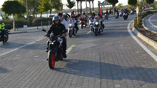 Türk bayrakları ile şehir turu attılar