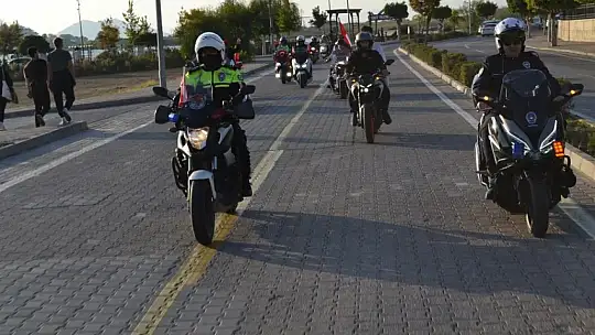 Türk bayrakları ile şehir turu attılar