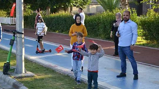 Türk bayrakları ile şehir turu attılar