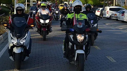 Türk bayrakları ile şehir turu attılar